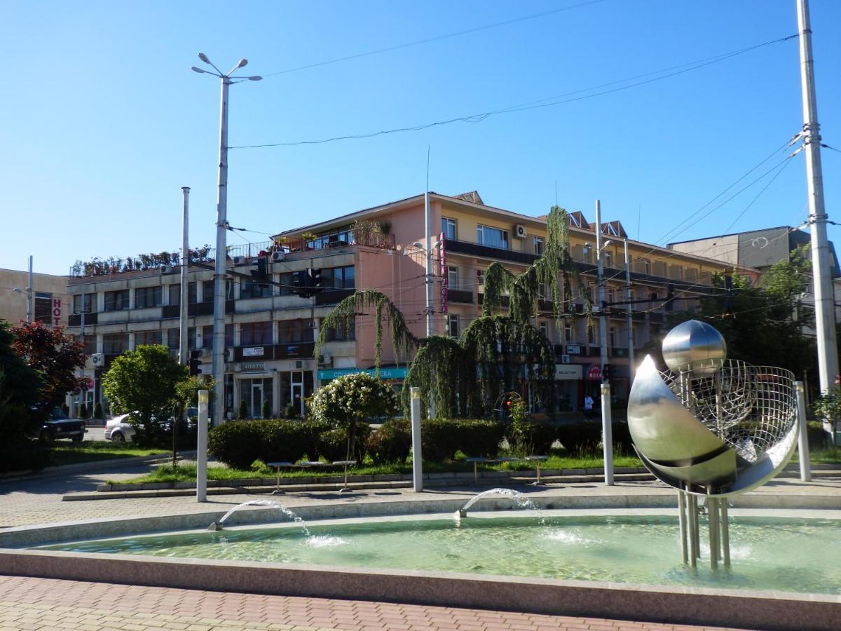 Семеен Хотел Роза Kazanlŭk Exterior foto